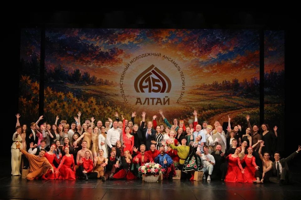 Виктор Томенко: Алтай вновь встречает друзей! Заехал сегодня на гала-концерт, организованный в честь 15-летия всеми любимого молодежного ансамбля песни и танца «Алтай», которым мы, конечно, гордимся Виктор Томенко: Алтай вновь встречает друзей! Заехал сегодня на гала-концерт, организованный в честь 15-летия всеми любимого молодежного ансамбля песни и танца «Алтай», которым мы, конечно, гордимся