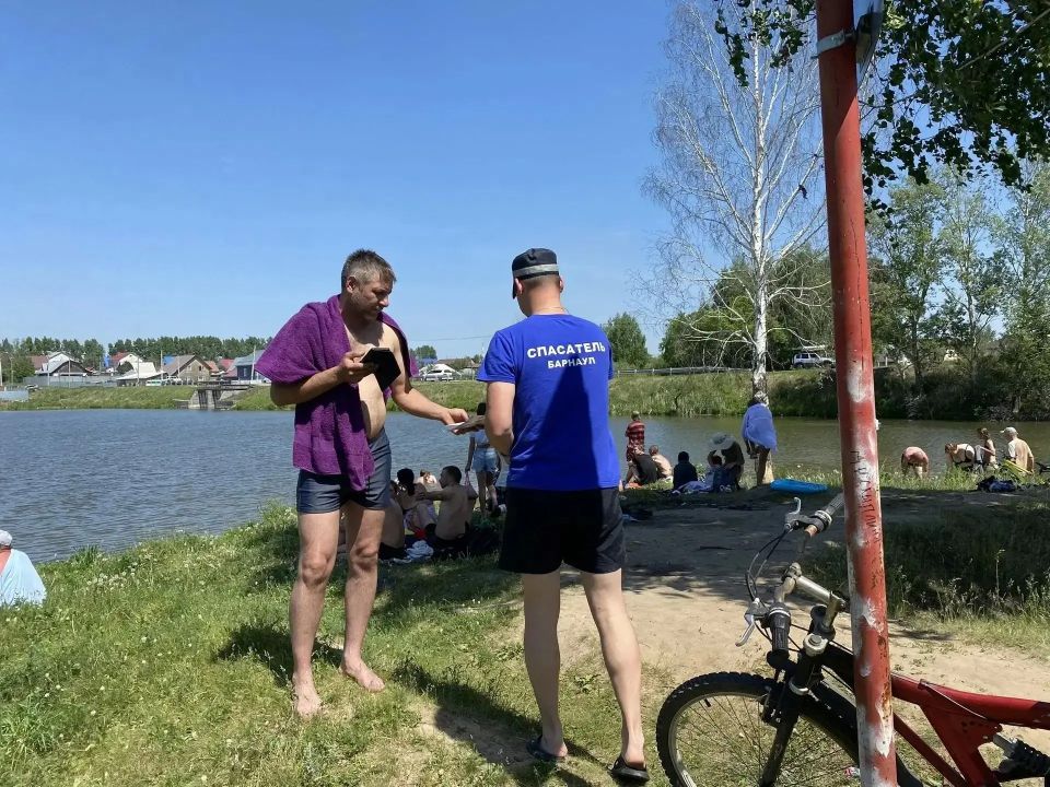 Барнаульцам напомнили о правилах безопасного отдыха на воде