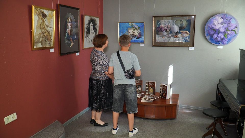 «Краски сердца моего»: выставка художника-дизайнера нового поколения открылась в Барнауле «Краски сердца моего»: выставка художника-дизайнера нового поколения открылась в Барнауле