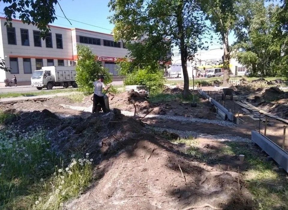 Благоустройство сквера на ул. Мерлина продолжается в Бийске Благоустройство сквера на ул. Мерлина продолжается в Бийске