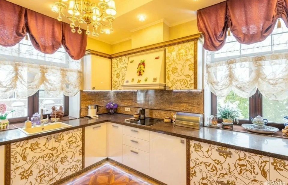 Дворец с «Версальским садом» продают в Алтайском крае Дворец с «Версальским садом» продают в Алтайском крае