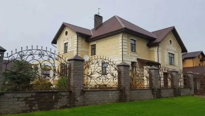 Дворец с «Версальским садом» продают в Алтайском крае