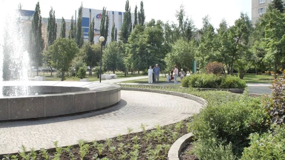 На городских клумбах продолжают высаживать однолетние цветы