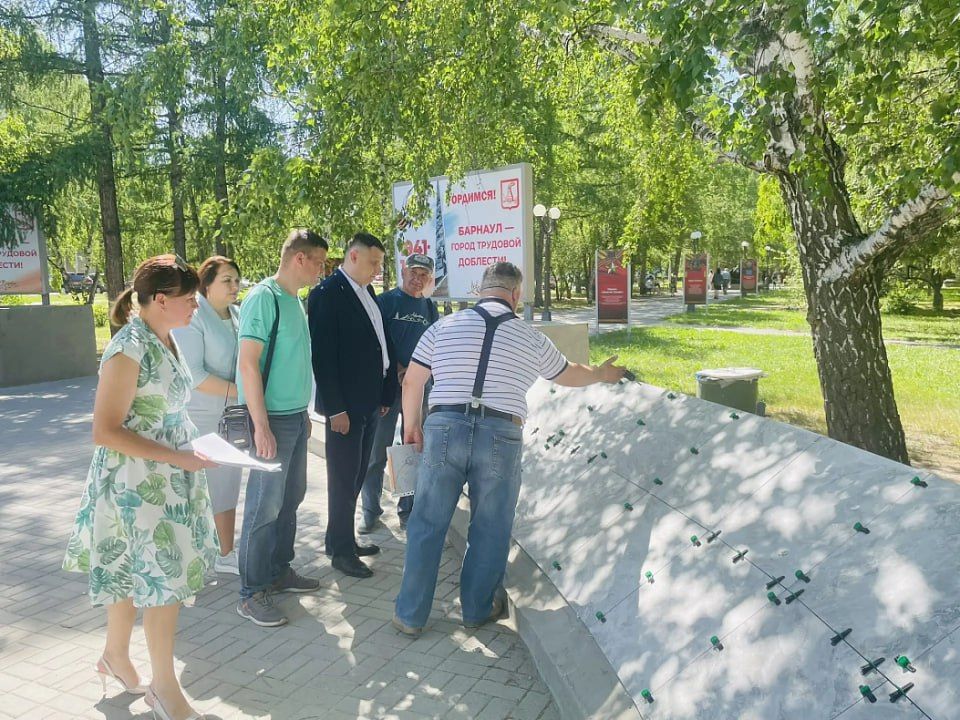 Ремонт мемориального комплекса на улице Георгия Исакова продолжается Ремонт мемориального комплекса на улице Георгия Исакова продолжается
