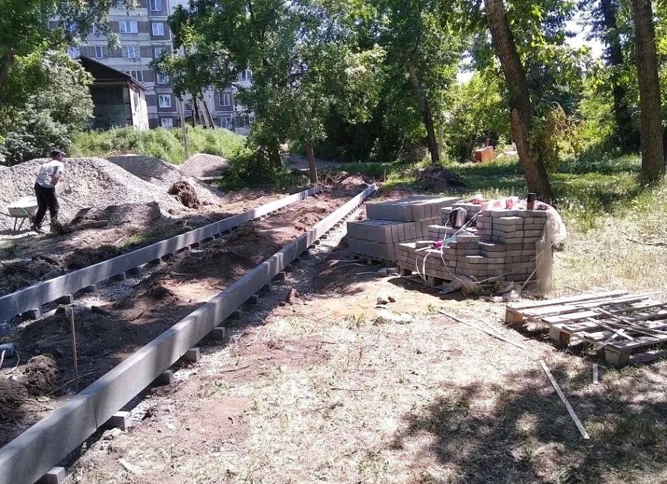 В сквере Мерлина идут активные работы по благоустройству В сквере Мерлина идут активные работы по благоустройству