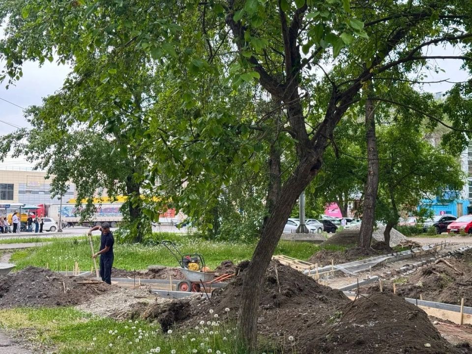 Благоустройство сквера на ул. Мерлина продолжается в Бийске Благоустройство сквера на ул. Мерлина продолжается в Бийске