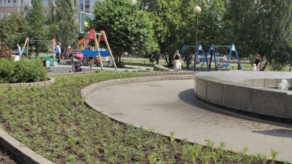 На городских клумбах продолжают высаживать однолетние цветы На городских клумбах продолжают высаживать однолетние цветы