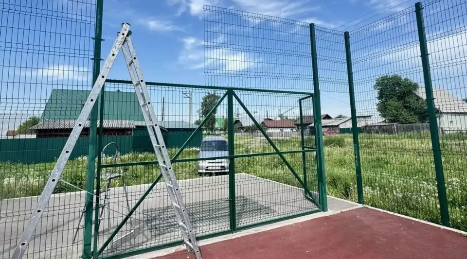 Подростка насмерть придавило футбольными воротами в Алтайском крае