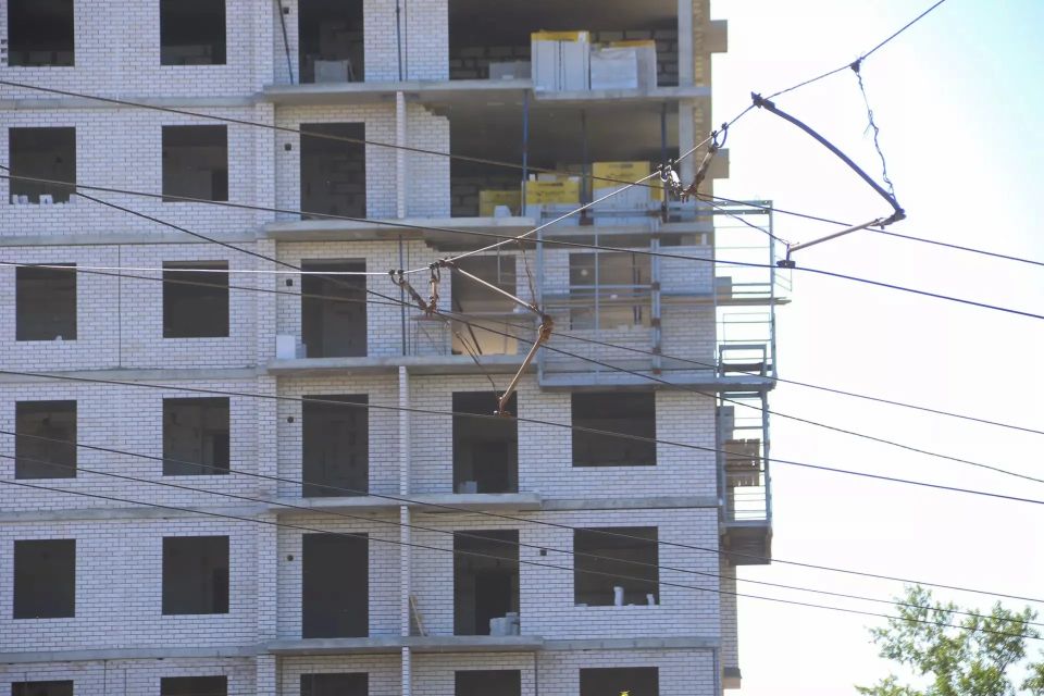 В Барнауле начали достраивать легендарный долгострой на улице Советской Армии, 83а В Барнауле начали достраивать легендарный долгострой на улице Советской Армии, 83а