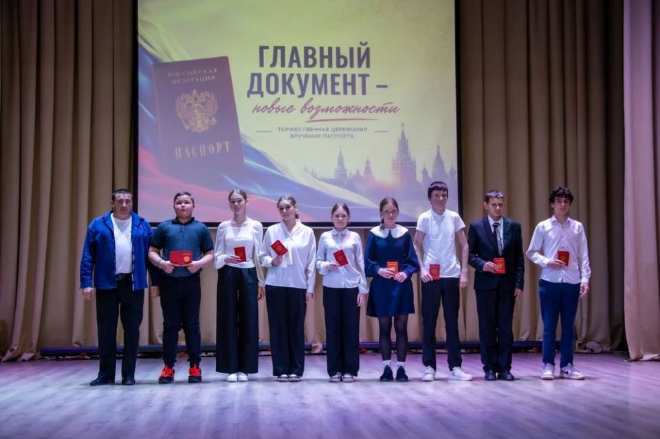 Председатель Молодежного Парламента Алина Бушуева вручила паспорта юным гражданам Солонешенского района Председатель Молодежного Парламента Алина Бушуева вручила паспорта юным гражданам Солонешенского района