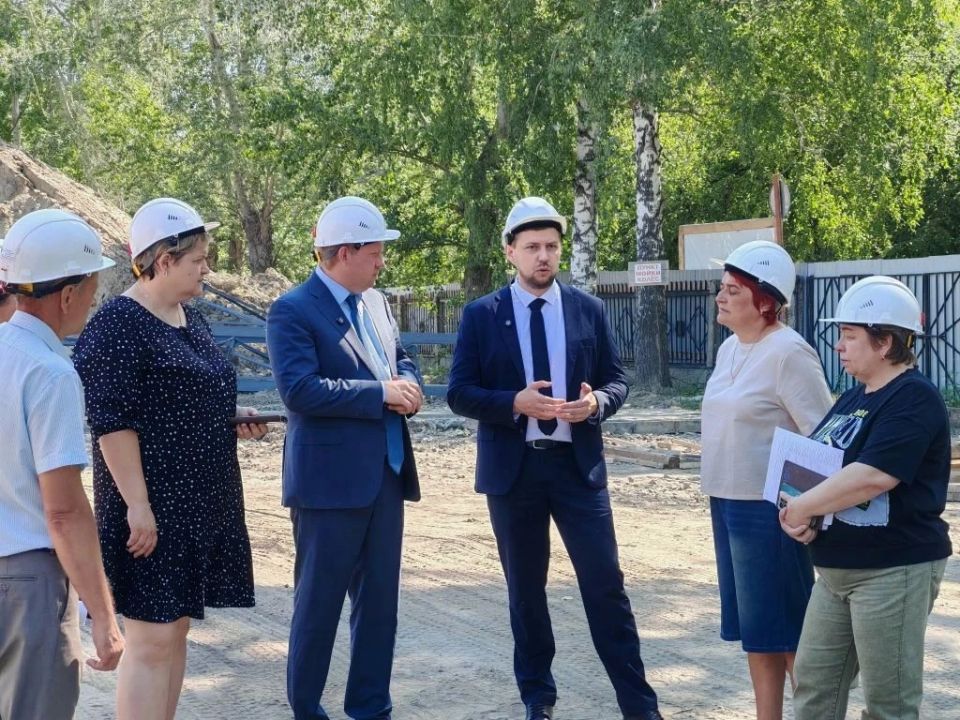 Ход строительства школы проверили в Бийске Ход строительства школы проверили в Бийске