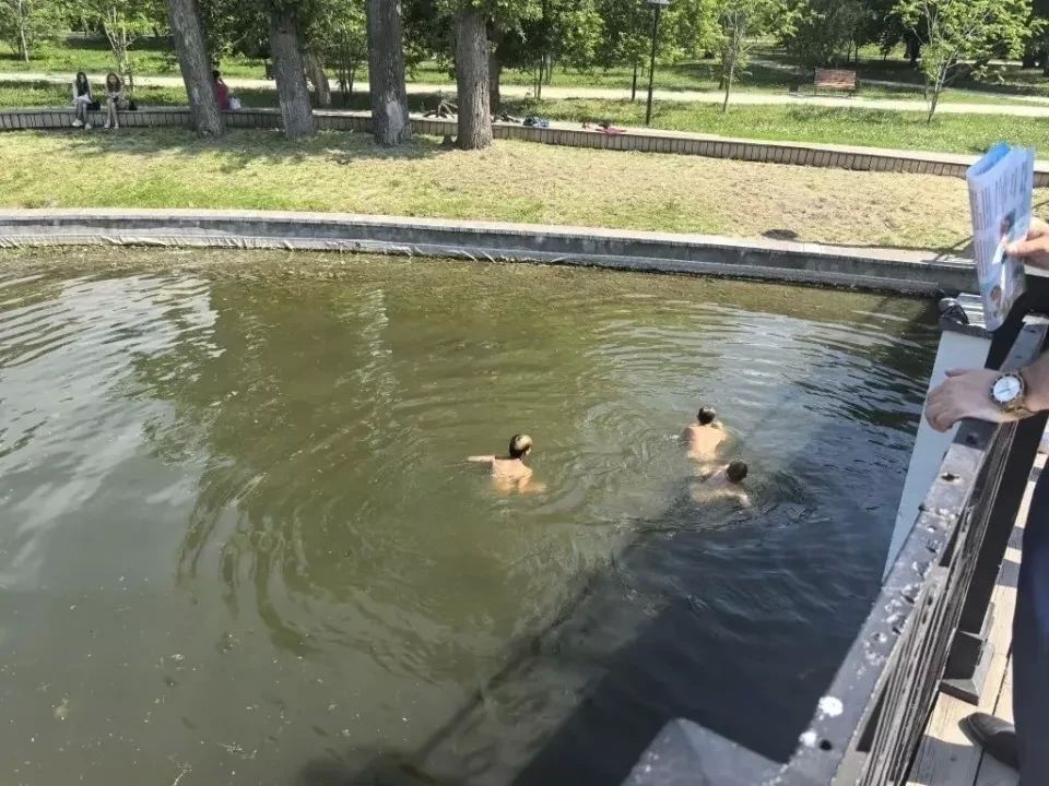 В парке "Изумрудный" провели рейд и напомнили о запрете купания в пруду В парке "Изумрудный" провели рейд и напомнили о запрете купания в пруду