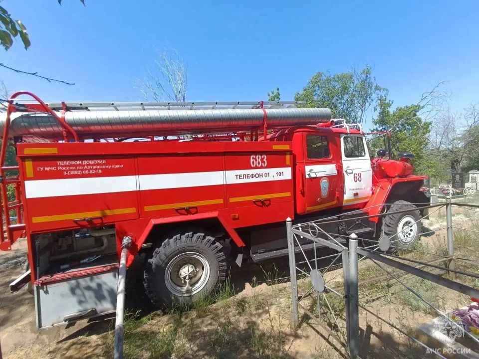 В Михайловском районе горит кладбище