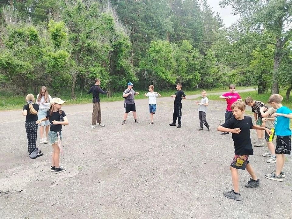 Мальчишки и девчонки!. В спортивно-досуговом центре «Алтай», расположенном в микрорайоне Заречье, регулярно проходят увлекательные спортивные занятия для детей