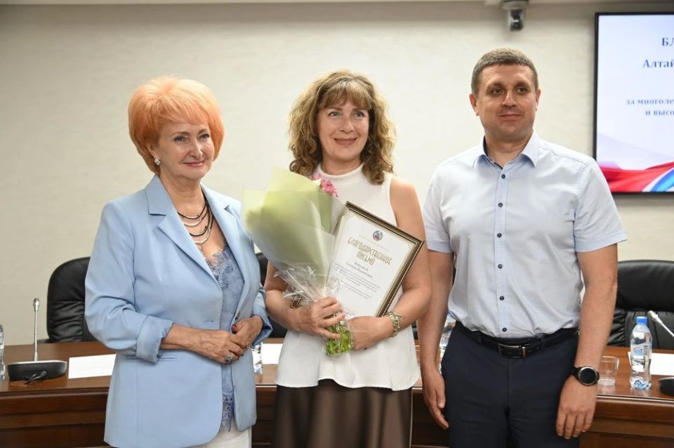 Ирина Солнцева в честь профессионального праздника вручила награды сотрудникам краевого Отделения Социального фонда России Ирина Солнцева в честь профессионального праздника вручила награды сотрудникам краевого Отделения Социального фонда России