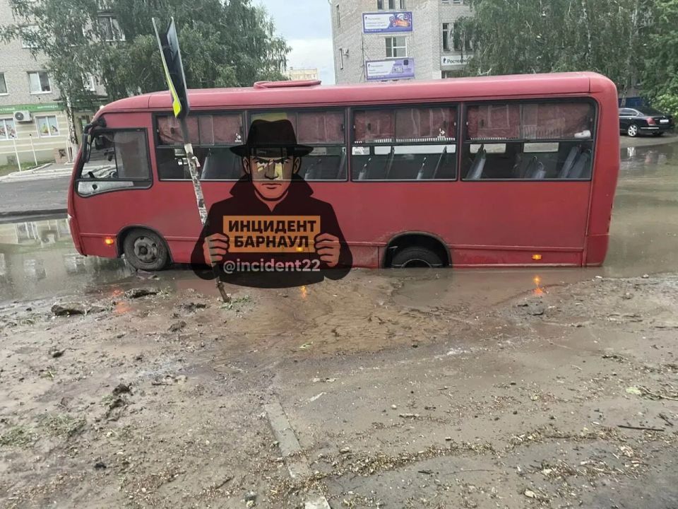 Накануне после дождя автобус застрял в гигантской луже в Новоалтайске Накануне после дождя автобус застрял в гигантской луже в Новоалтайске