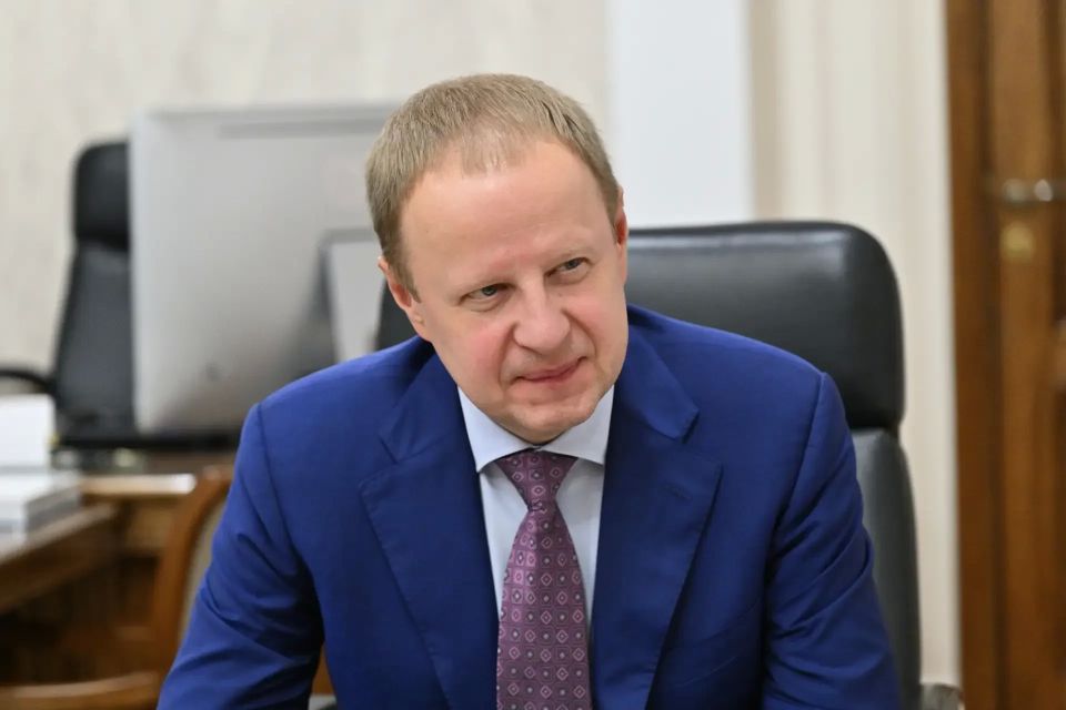 Губернатор Алтайского края Виктор Томенко провел рабочую встречу с начальником Регионального Управления специальной связи по СФО генерал-лейтенантом спецсвязи Федором Барминым