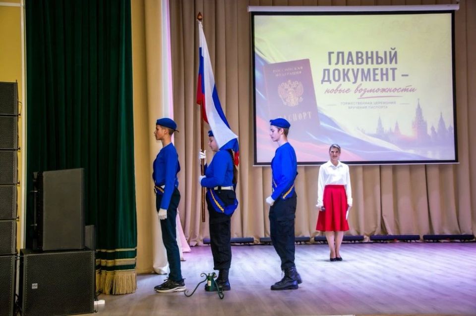 Председатель Молодежного Парламента Алина Бушуева вручила паспорта юным гражданам Солонешенского района Председатель Молодежного Парламента Алина Бушуева вручила паспорта юным гражданам Солонешенского района