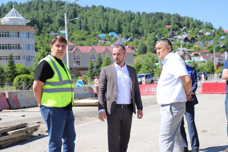 Министр транспорта и дорожного хозяйства Республики Алтай Артур Гущин проинспектировал ход ремонта моста через р. Майма в Горно-Алтайске Министр транспорта и дорожного хозяйства Республики Алтай Артур Гущин проинспектировал ход ремонта моста через р. Майма в Горно-Алтайске