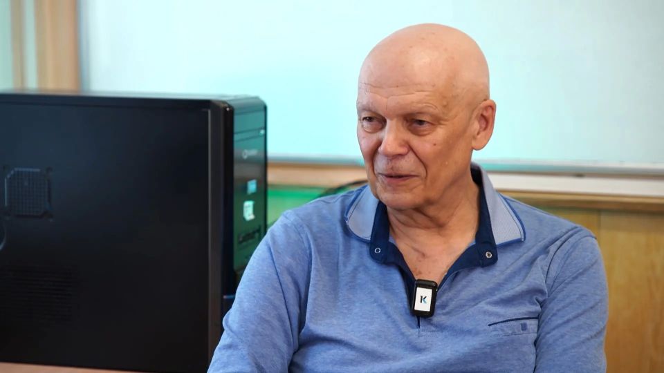 Жёсткая дисциплина и многочасовые задачи: как преподаватель из Бийска готовит чемпионов по физике Жёсткая дисциплина и многочасовые задачи: как преподаватель из Бийска готовит чемпионов по физике