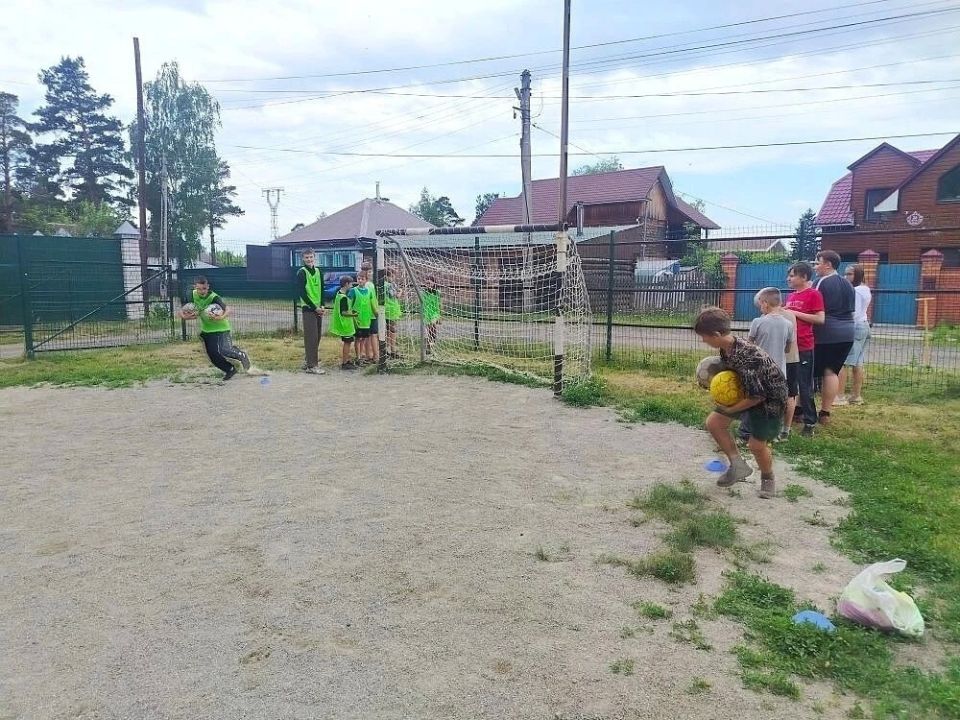 Мальчишки и девчонки!. В спортивно-досуговом центре «Алтай», расположенном в микрорайоне Заречье, регулярно проходят увлекательные спортивные занятия для детей Мальчишки и девчонки!. В спортивно-досуговом центре «Алтай», расположенном в микрорайоне Заречье, регулярно проходят увлекательные спортивные занятия для детей