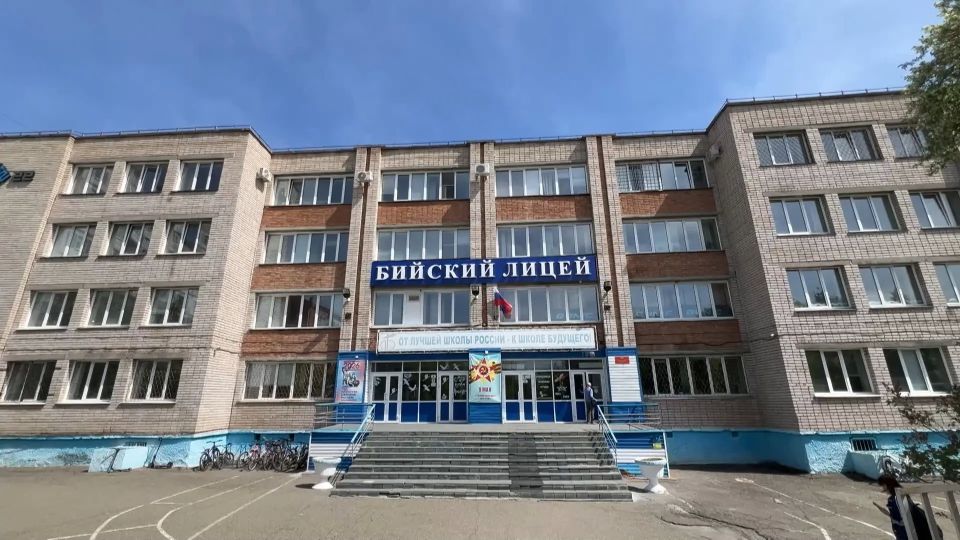 Жёсткая дисциплина и многочасовые задачи: как преподаватель из Бийска готовит чемпионов по физике Жёсткая дисциплина и многочасовые задачи: как преподаватель из Бийска готовит чемпионов по физике