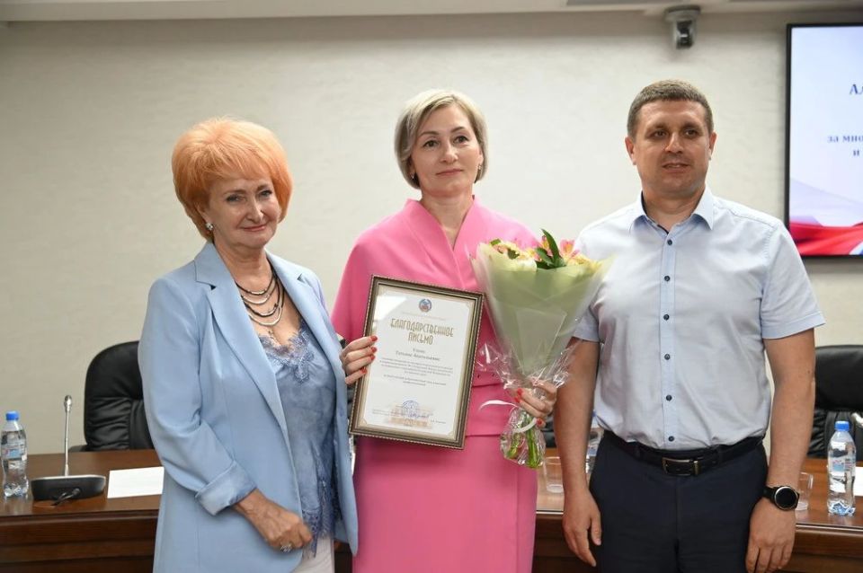 Ирина Солнцева в честь профессионального праздника вручила награды сотрудникам краевого Отделения Социального фонда России Ирина Солнцева в честь профессионального праздника вручила награды сотрудникам краевого Отделения Социального фонда России