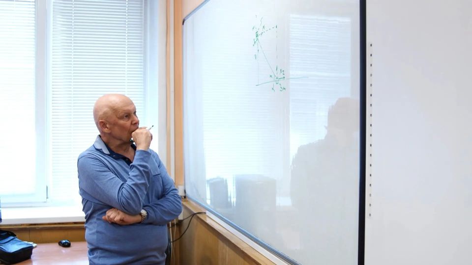 Жёсткая дисциплина и многочасовые задачи: как преподаватель из Бийска готовит чемпионов по физике