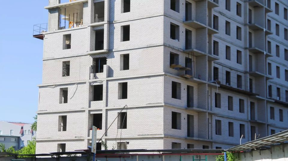 В Барнауле начали достраивать легендарный долгострой на улице Советской Армии, 83а В Барнауле начали достраивать легендарный долгострой на улице Советской Армии, 83а