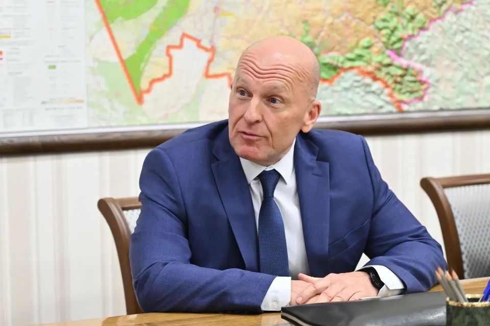 Губернатор Алтайского края Виктор Томенко провел рабочую встречу с начальником Регионального Управления специальной связи по СФО генерал-лейтенантом спецсвязи Федором Барминым Губернатор Алтайского края Виктор Томенко провел рабочую встречу с начальником Регионального Управления специальной связи по СФО генерал-лейтенантом спецсвязи Федором Барминым