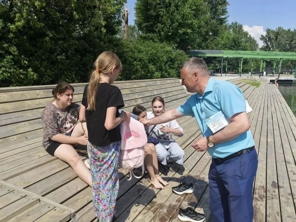 В парке "Изумрудный" провели рейд и напомнили о запрете купания в пруду