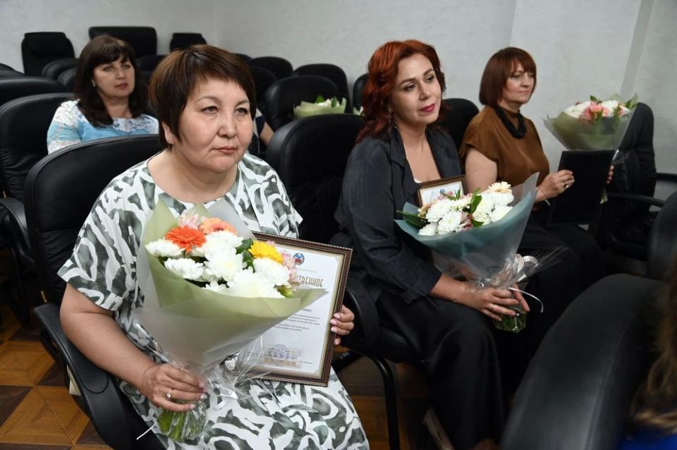 Ирина Солнцева в честь профессионального праздника вручила награды сотрудникам краевого Отделения Социального фонда России Ирина Солнцева в честь профессионального праздника вручила награды сотрудникам краевого Отделения Социального фонда России