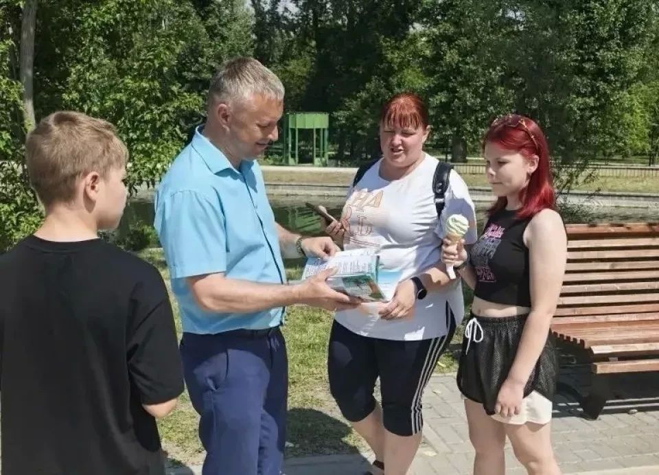 В парке "Изумрудный" провели рейд и напомнили о запрете купания в пруду В парке "Изумрудный" провели рейд и напомнили о запрете купания в пруду