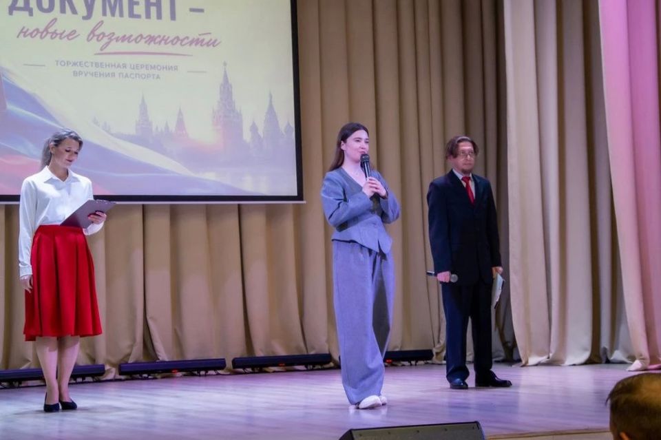 Председатель Молодежного Парламента Алина Бушуева вручила паспорта юным гражданам Солонешенского района