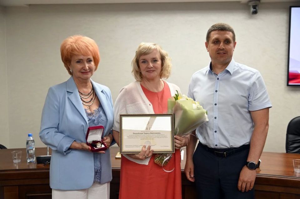 Ирина Солнцева в честь профессионального праздника вручила награды сотрудникам краевого Отделения Социального фонда России Ирина Солнцева в честь профессионального праздника вручила награды сотрудникам краевого Отделения Социального фонда России
