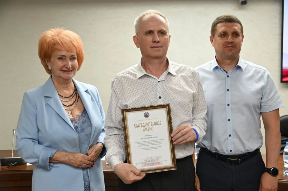 Ирина Солнцева в честь профессионального праздника вручила награды сотрудникам краевого Отделения Социального фонда России Ирина Солнцева в честь профессионального праздника вручила награды сотрудникам краевого Отделения Социального фонда России