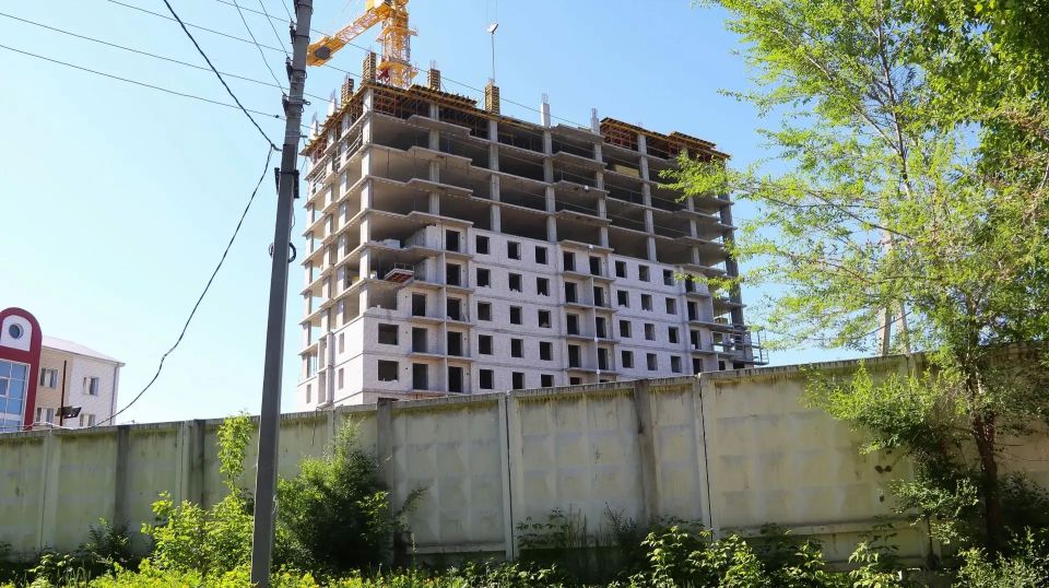 В Барнауле начали достраивать легендарный долгострой на улице Советской Армии, 83а