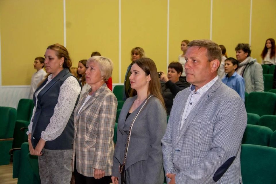Председатель Молодежного Парламента Алина Бушуева вручила паспорта юным гражданам Солонешенского района Председатель Молодежного Парламента Алина Бушуева вручила паспорта юным гражданам Солонешенского района