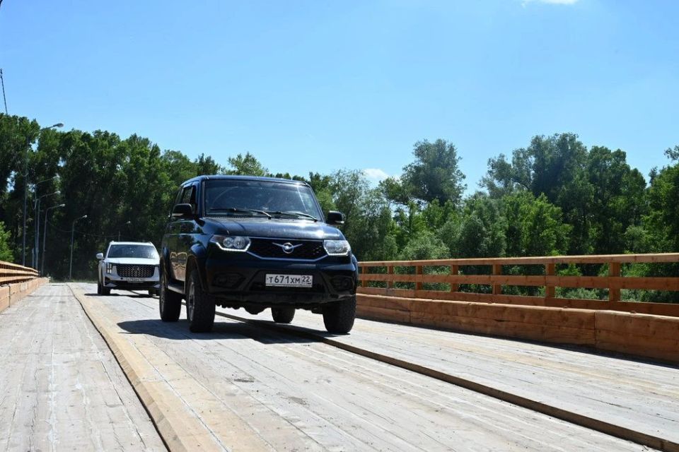 В Локтевском районе открыли движение по отремонтированному мосту через реку Алей В Локтевском районе открыли движение по отремонтированному мосту через реку Алей