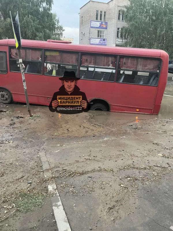 Накануне после дождя автобус застрял в гигантской луже в Новоалтайске Накануне после дождя автобус застрял в гигантской луже в Новоалтайске