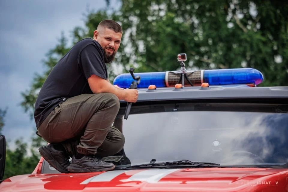 Барнаулец Дмитрий Ларкин работает водителем пожарно-спасательной части №7 и одновременно снимает работу огнеборцев