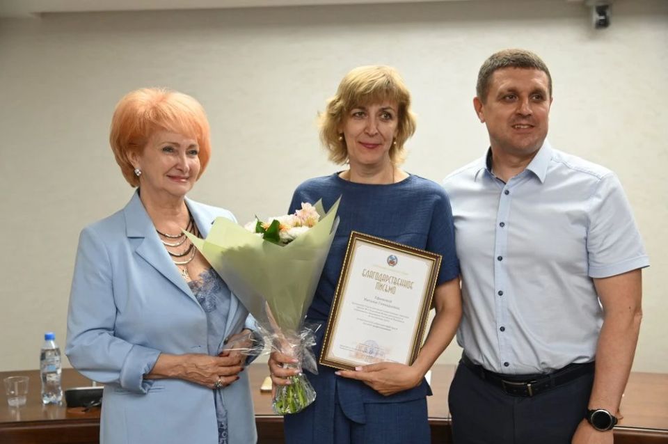 Ирина Солнцева в честь профессионального праздника вручила награды сотрудникам краевого Отделения Социального фонда России Ирина Солнцева в честь профессионального праздника вручила награды сотрудникам краевого Отделения Социального фонда России