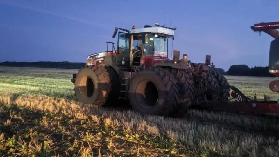 Тракторист погиб под автоматической сеялкой во время ночных посевных работ в Новосибирской области, сообщает пресс-служба Гострудинспекции региона.