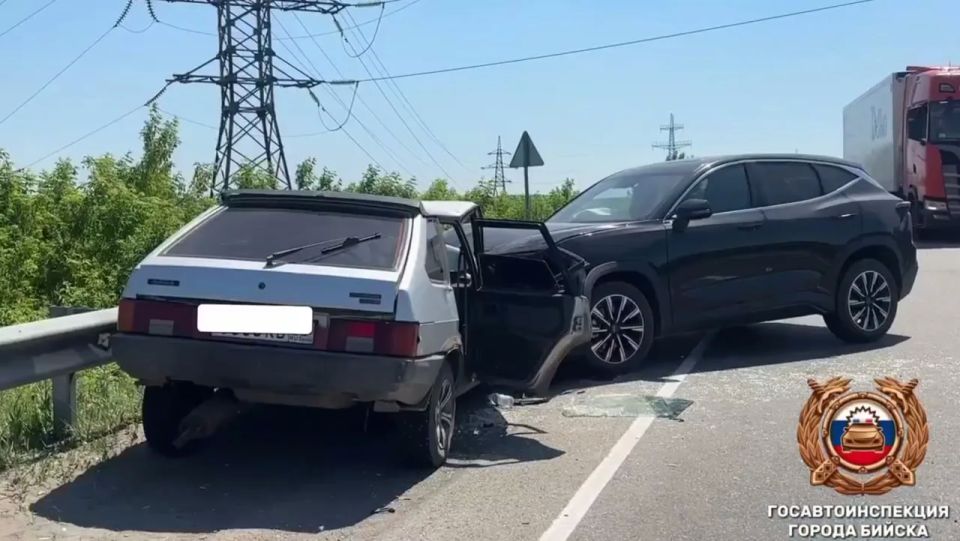 В ДТП под Бийском пострадало три человека