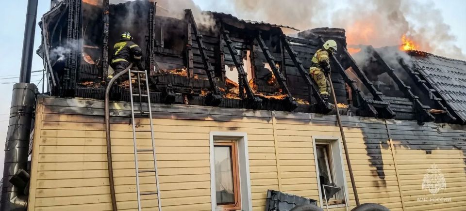 Пожар в поселке Сорокино: огонь охватил дом и надворные постройки