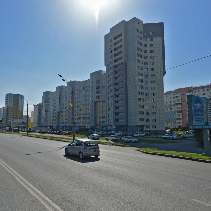 Жильцы барнаульской многоэтажки пытаются спасти собаку, застрявшую между фасадом и балконом