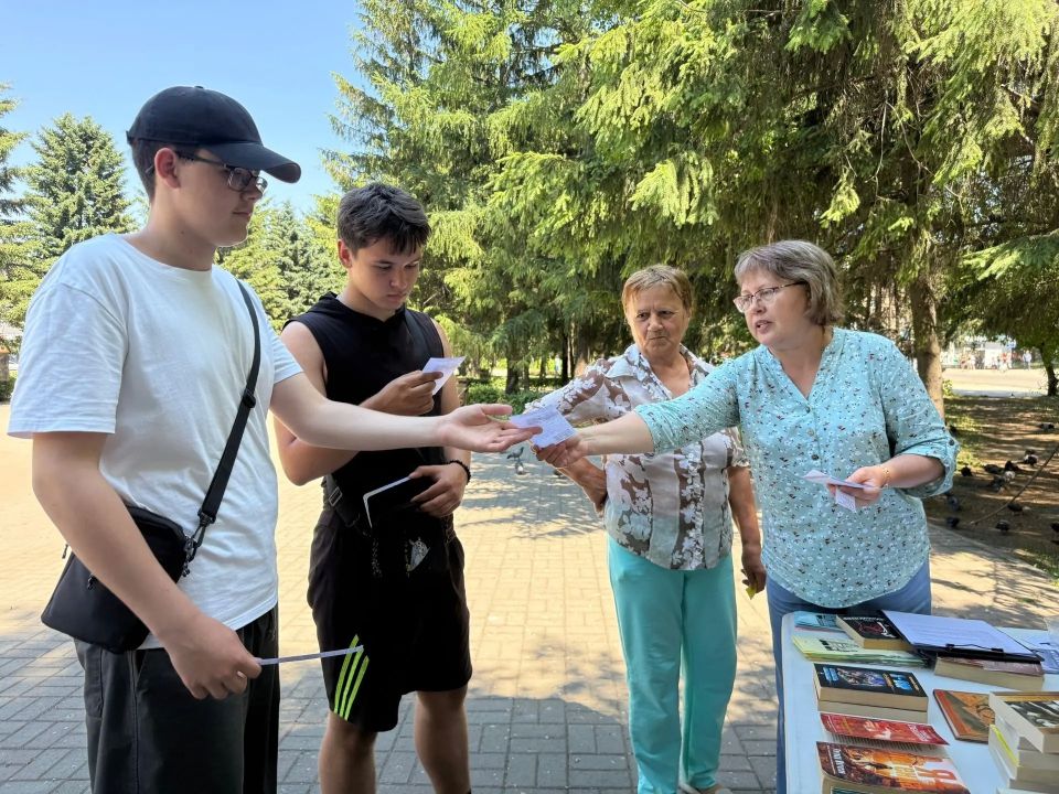 Акция «Читай, Бийск» на Петровском бульваре Акция «Читай, Бийск» на Петровском бульваре