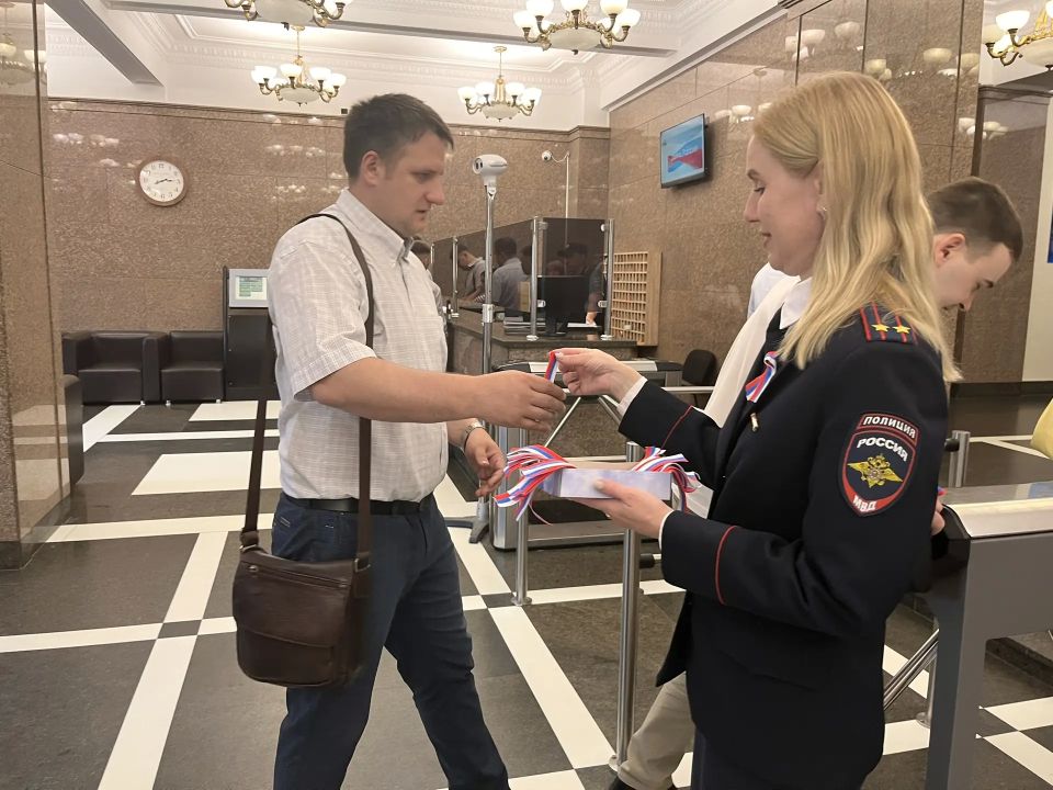 В канун Дня России в ГУ МВД по краю прошла патриотическая акция В канун Дня России в ГУ МВД по краю прошла патриотическая акция