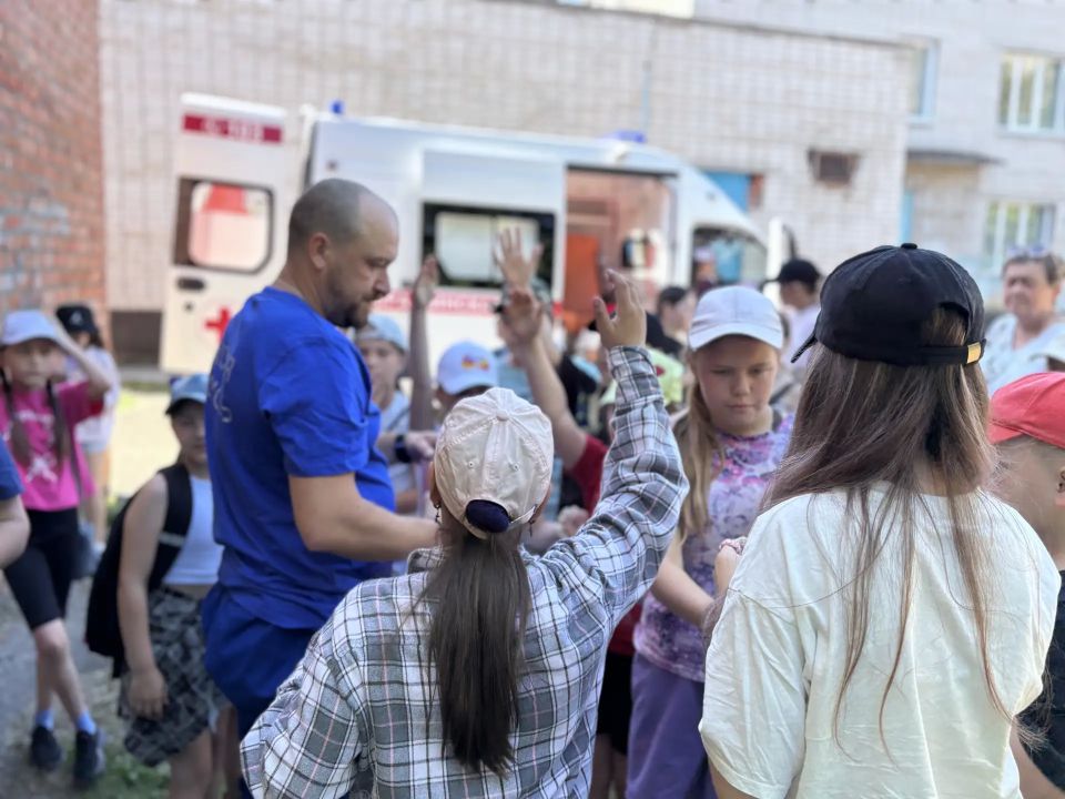 Летние каникулы с пользой. Бийские школьники освоили навыки первой помощи и познакомились с работой скорой Летние каникулы с пользой. Бийские школьники освоили навыки первой помощи и познакомились с работой скорой