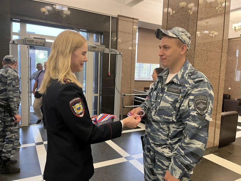 В канун Дня России в ГУ МВД по краю прошла патриотическая акция В канун Дня России в ГУ МВД по краю прошла патриотическая акция